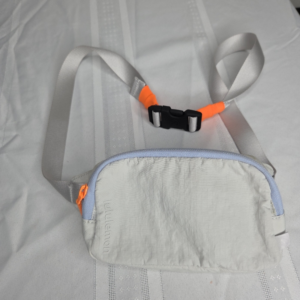 Lululemon Bag Womens OS Mini Silver Nylon Zip Inner Pocket Adjustable Belt